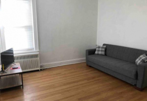 Spacious 2-bed apartment, private street entrance